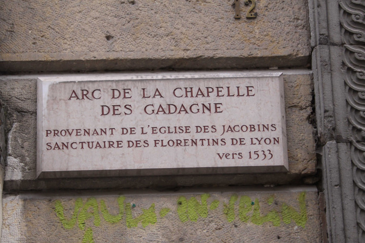 Vue de l'arc provenant de l'église Notre-Dame-de-Confort.