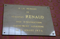 Atrium, plaque en mémoire de François Renaud (juge d'instruction).
