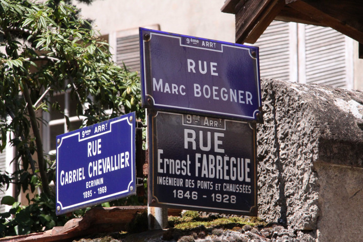 Angle de la rue Marc-Boegner, de la rue Gabriel-Chevallier et de la rue Ernest-Fabrègue, plaques.