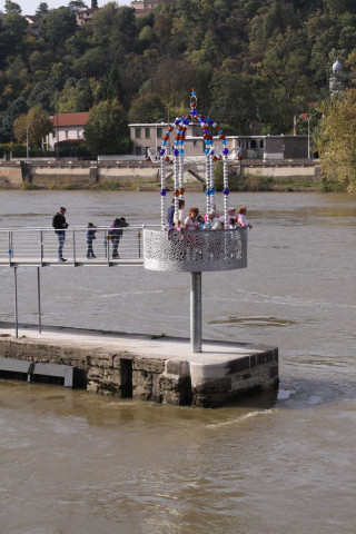 Belvédère de l'Ecluse sur la Saône, œuvre de Jean-Michel Othoniel.