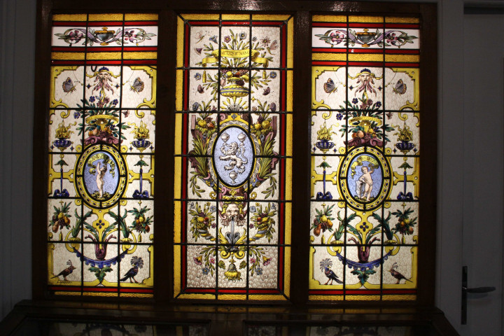 Musée d'histoire de la médecine et de la pharmacie, vitrail.