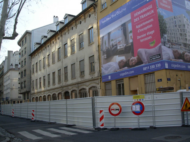Façades d'immeubles à démollir.