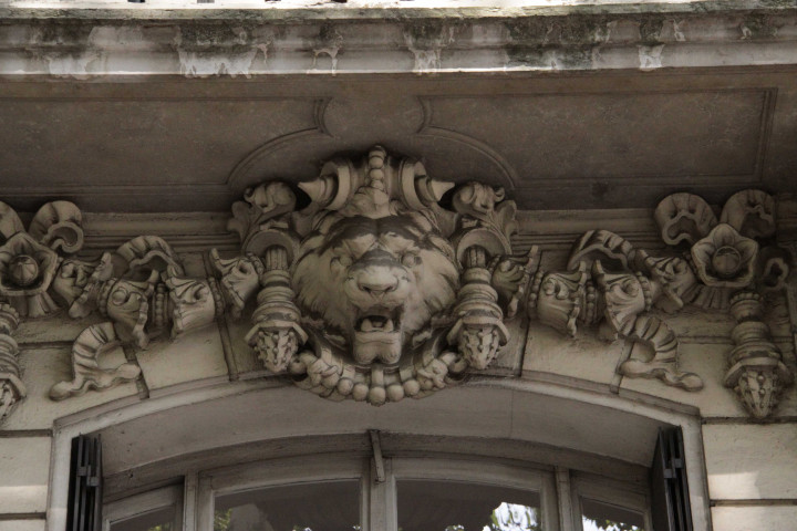 Sculpture de lion au-dessus d'une fenêtre de l'immeuble.