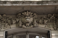 Sculpture de lion au-dessus d'une fenêtre de l'immeuble.