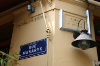 Angle nord-ouest de la rue Masaryk et de la rue de Saint-Cyr, plaques de rue et de crue.
