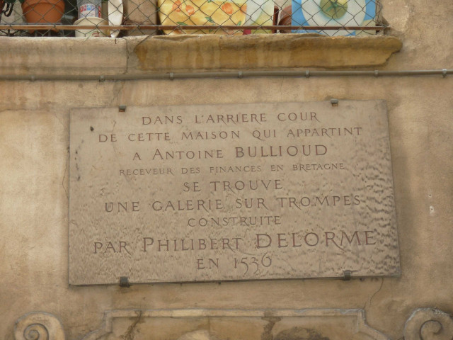 8 rue Juiverie, Hôtel Bullioud, plaque en mémoire de Antoine Bullioud.