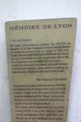 9 place Colbert, cour des Voraces, plaques touristique et patrimoniale.