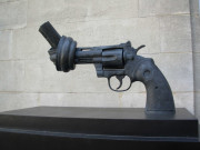 Sculpture Non violence de Carl Fredrik Reuterswärd.