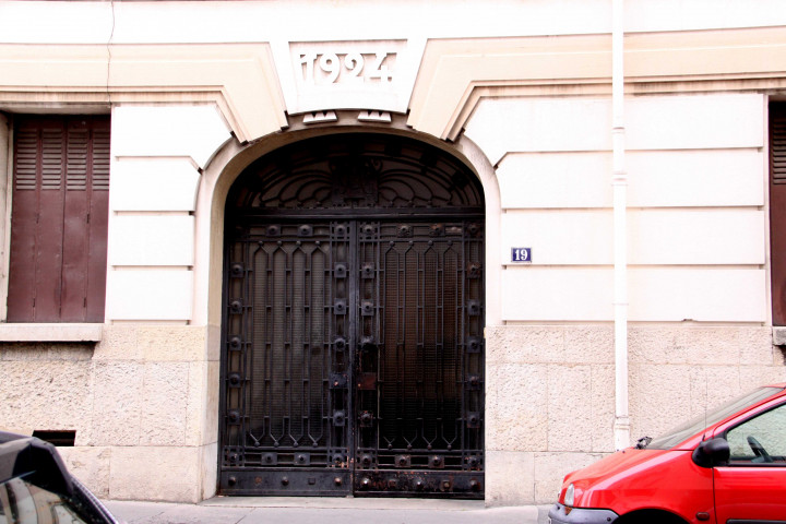 19 rue de la Viabert, porte.
