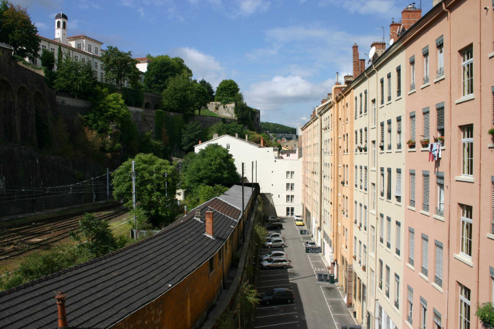 Aux numéros 85 à 92, cour intérieure vue du 92 quai Pierre-Scize.