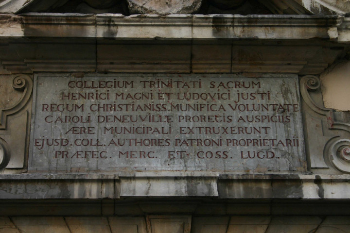 Entrée du Lycée Ampère, fronton.