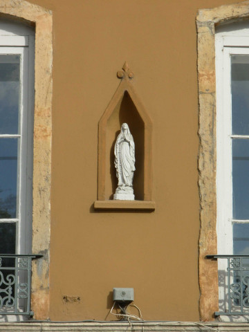 39 quai Saint-Vincent, statue.