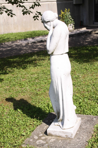 Entrée, rue Philippe-De-Lassalle, statue.