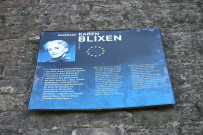 Plaque biographique de Karen Blixen, au nord du pont de l'Université.