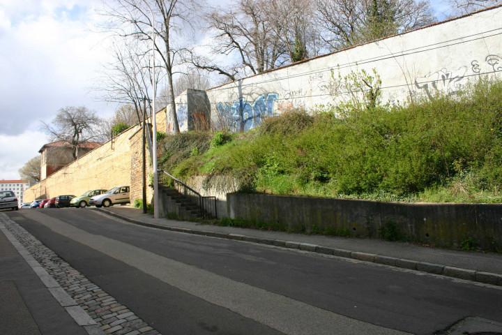 19 montée du Télégraphe, emplacement de l'ancien télégraphe aérien, face au groupe scolaire Albert-Camus.