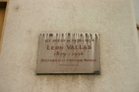 286 rue Vendôme, plaque en mémoire de Léon Vallas (historien et critique musical).