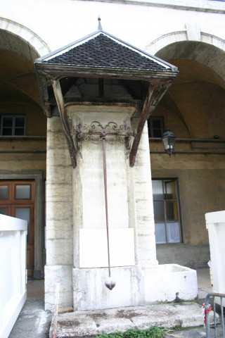 Cour de la Chaufferie, le puits.