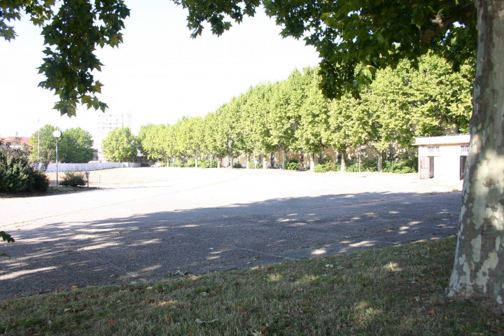 Vues générales autour de la caserne Sergent-Blandan.