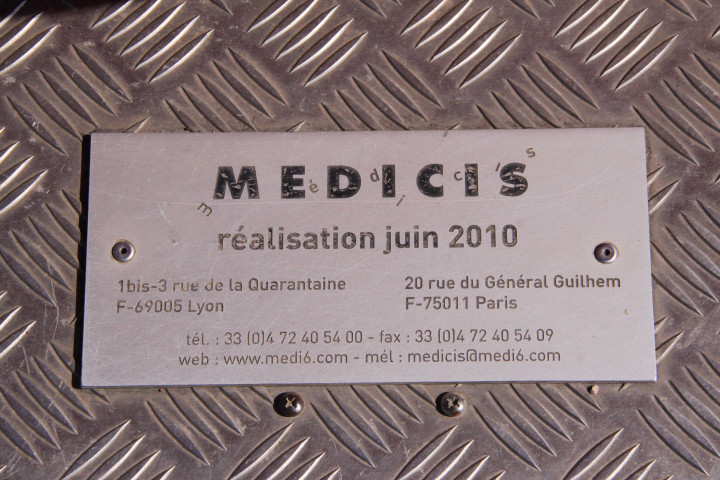 Vers le musée des Confluences, logo et slogan "Only Lyon", plaque de la société Médecis.