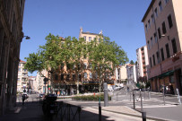 Place Lieutenant-Morel vers la rue des Chartreux.