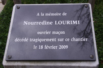 Rue Montrochet, vers les lignes SNCF, plaque commémorative pour le décès de Nourredine Lourimi.