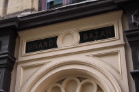 Annexe du Grand-Bazar, fronton de porte.