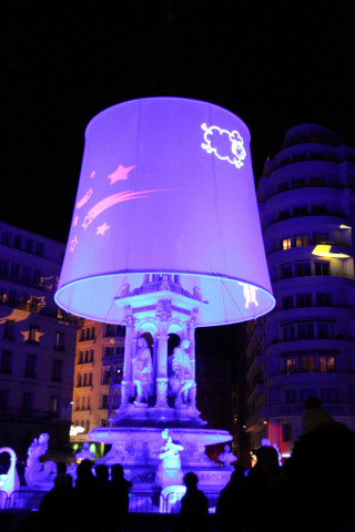 Place des Jacobins, fontaine transformée en lampe de chevet pour la Fête des Lumières.