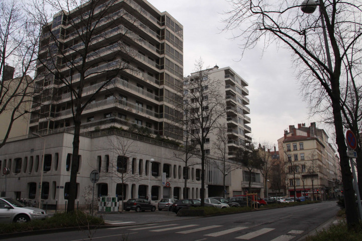 Immeuble à l'angle de la Rue Garibaldi et de la rue Crillon.