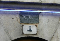 4 Grande-rue de la Guillotière, plaque ancienne.