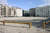 Angle nord-ouest des rues Grignard et Pasteur, ancien emplacement de l'hôpital Saint-Joseph.