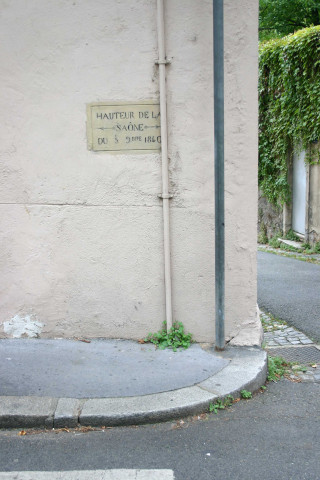 Angle de la Grande-rue-de-Saint-Rambert et de la rue Malibran, plaque de crue.