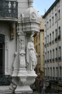 Angle nord-ouest de la rue Sainte-Marie-des-Terreaux et de la rue d'Algérie, statue de la Vierge.