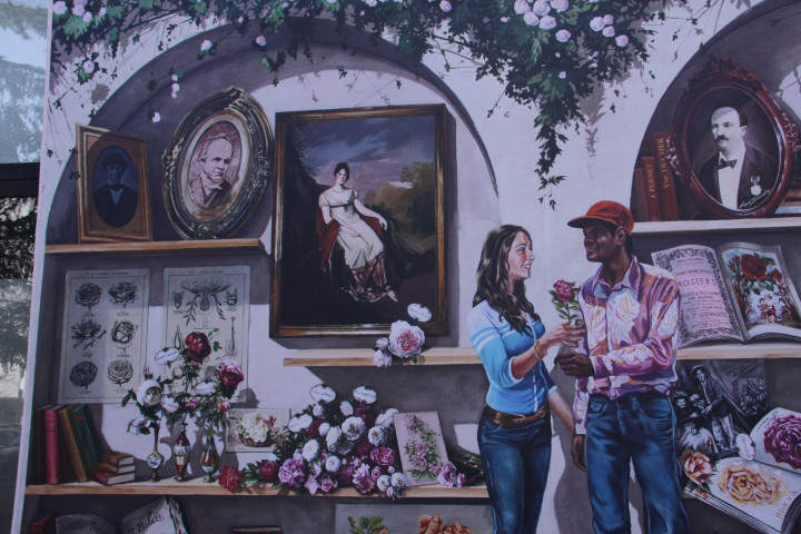 Mairie du 8e, espace Citoyen, fresque des roses.