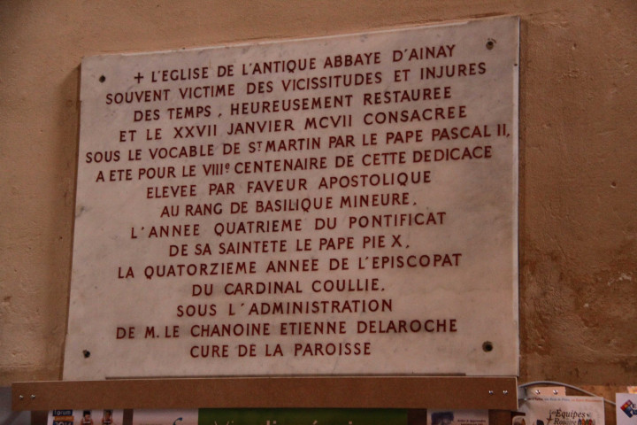 Plaque commémorative de la restauration et de la consécration de l'abbaye.