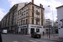 132 avenue des Frères-Lumière et rue Antoine-Lumière.