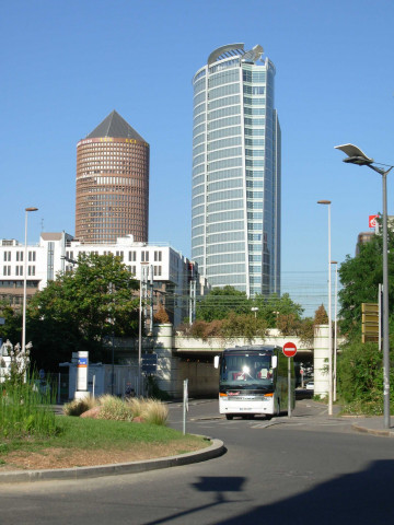 Angle de la rue de Bonnel et de la rue de la Villette, vue sur la tour panoramique et la tour Oxygène.