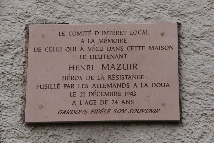 82 rue du Bourbonnais, plaque "Société Lyonnaise d'HLM" et plaque commémorative dédiée à Henri Mazuir.