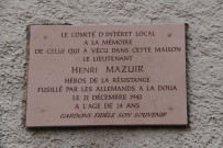 82 rue du Bourbonnais, plaque "Société Lyonnaise d'HLM" et plaque commémorative dédiée à Henri Mazuir.