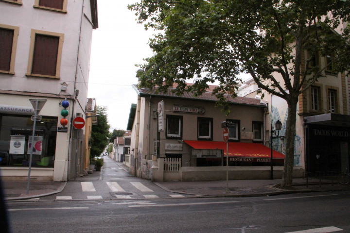 156 avenue des Frères-Lumière et rue des Lilas.