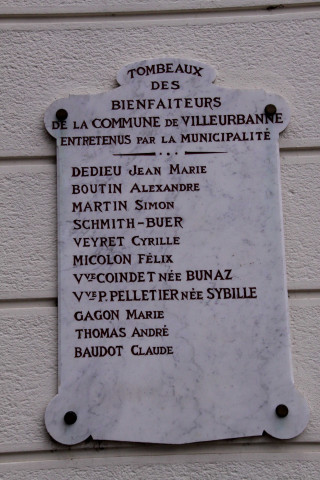 Cimetière ancien, plaque des bienfaiteurs.