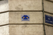 Angle de la rue Sala et de la rue Auguste-Comte, mosaïque Space Invader.