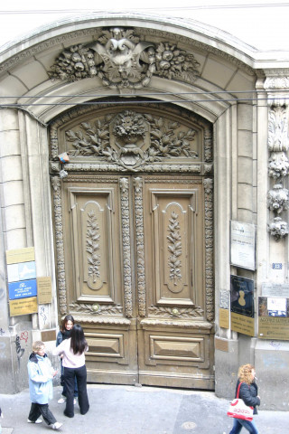 21-23 rue d'Algérie, détail du fronton de la façade, porte.