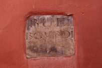 Plaque de rue en pierre "rue Bourdi".