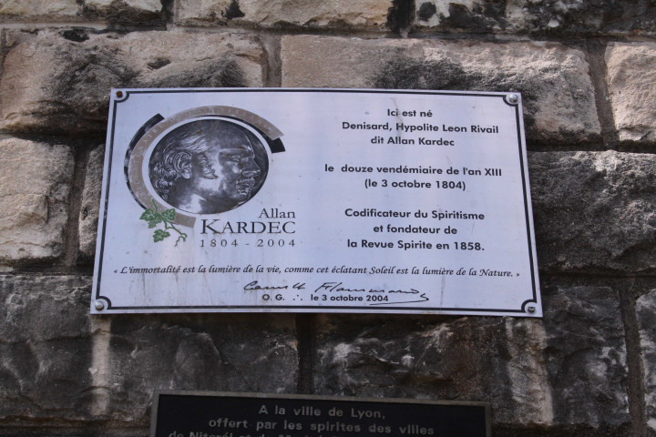 Sur le bas port au niveau de la rue Sala, plaque Allan Kardec.