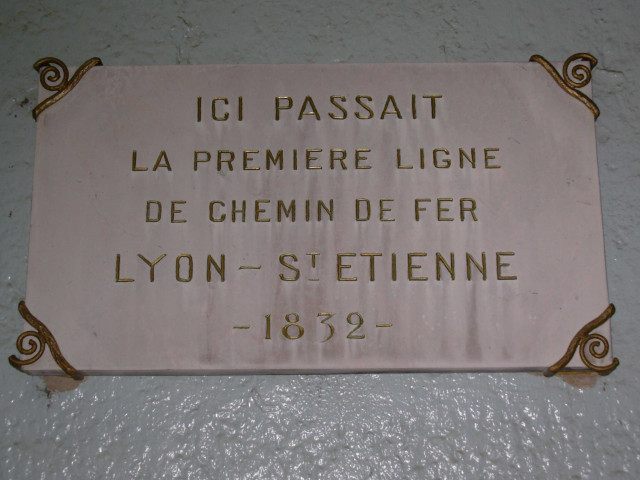 Gare de Givors-Ville, plaque en mémoire de la première ligne de chemin de fer Lyon-Saint-Etienne.