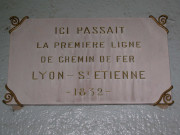 Gare de Givors-Ville, plaque en mémoire de la première ligne de chemin de fer Lyon-Saint-Etienne.