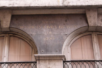 2 rue Chavanne, inscription en mémoire de la reconstruction par les hospices civils de Lyon.