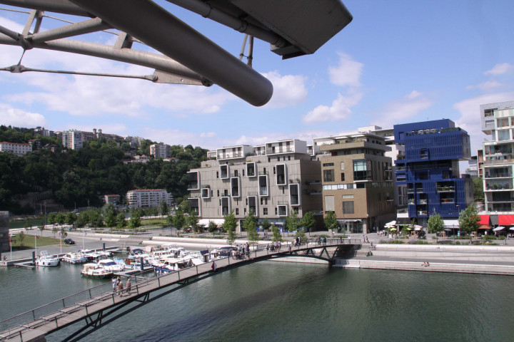 Vue depuis le centre commercial, immeubles du quai Antoine-Riboud, passerelle Florence-Arthaud.