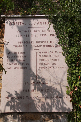 Plaque mémoriale des guerres de 1914-1918 et 1939-1945.