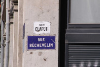 6 rue Béchevelin, plaque de rue et nom de rue fantaisite.